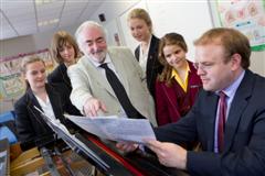 Leading operatic tenor visits school